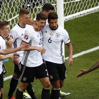 Tysklands landslag i fotboll firar ett mål.
