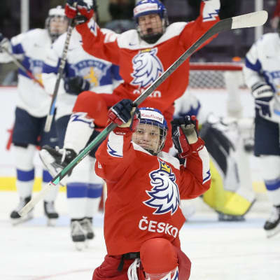 Natalie Mlynkova firar ett mål på isen.