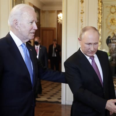 Presidentit Joe Biden ja Vladimir Putin matkalla neuvotteluihin. 