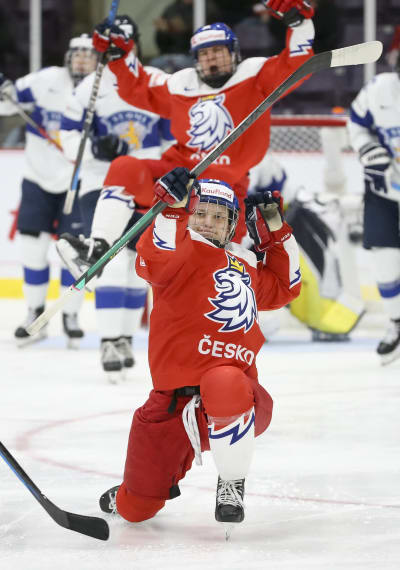 Natalie Mlynkova firar ett mål på isen.