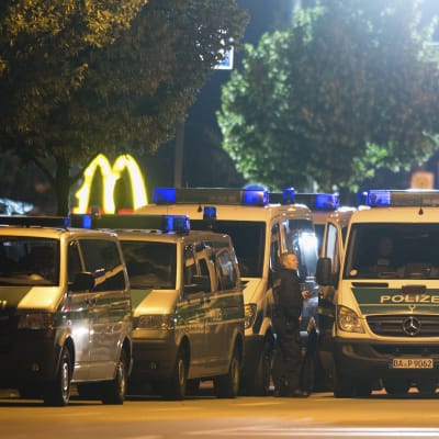 Tyska polisbilar utanför en Mc Donald's-restaurang i München.