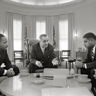 Martin Luther King Jr., Whitney Young ja James Farmer tapaamassa presidentti Lyndon Johnsonia vuonna 1964