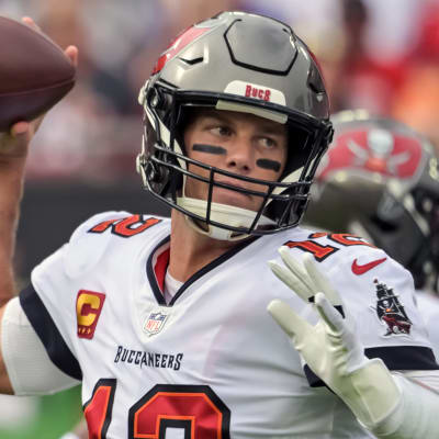 Tom Brady kastar bollen.