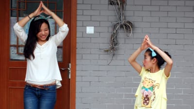Chen Qiaoling lär Wang Xiaoli att dansa.