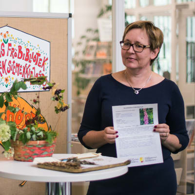 Tina Back och Ulrica Taylor berättar om Korsholms fröbibliotek.