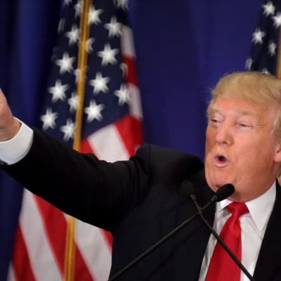 Trump håller tal i Florida den 8 mars 2016.