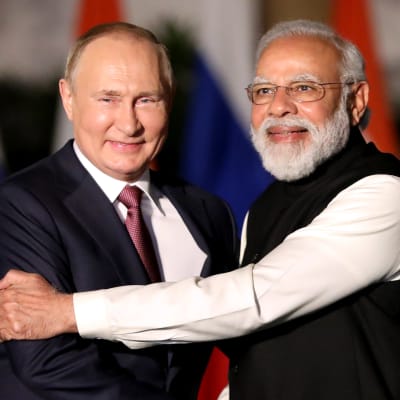 Vladimir Putin skakar hand med Narendra Modi.