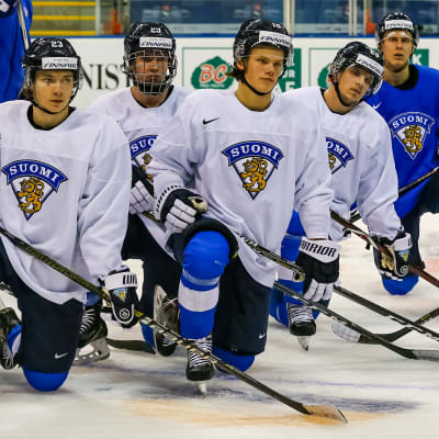 Linus Nyman, Anton Lundell och Teemu Engberg hör till det finländska laget i junior-VM i ishockey.