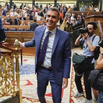 Spaniens premiärminister  Pedro Sanchez på väg ut från parlamentet.