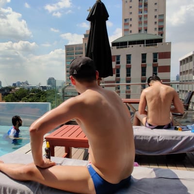 Hotellin uima-allasalue Thaimaan pääkaupungissa Bangkokissa