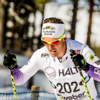 Sami Jauhojärvi skidar.