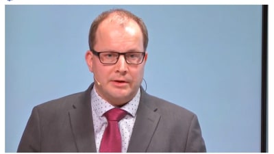 Försörjningsberedskapscentralens vd Timo Lounema höll presskonferens på webben 9.4.2020.