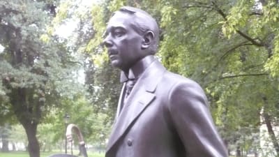 ”Hjalmar Söderberg 1869-1941”, Författaren möter besökaren till Kungliga biblioteket i Humlegården. 