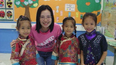 Teckningsläraren Jessica Ng försöker få eleverna att varva ned under lektionerna. Hon lär dem också att spela teater.