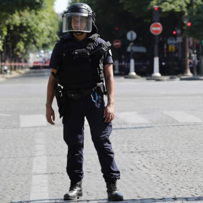 Kravallpolis i Paris 19.6.2017. 