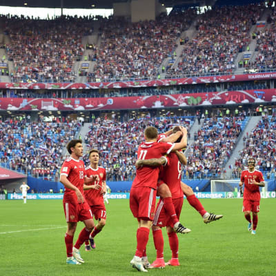 Ryssland firar mål i Confederations Cup.