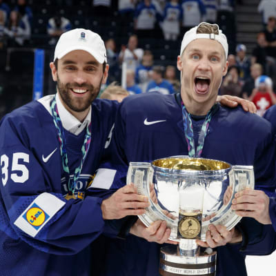Suomen joukkueen maalivahdit Frans Tuohimaa, Jussi Olkinuora ja Harri Säteri MM-pokaalin kanssa.