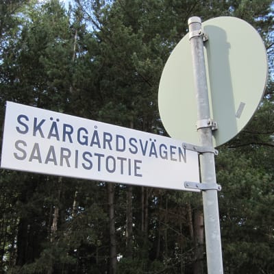 Gatuskylt med texten Skärgårdsvägen Saaristotie.