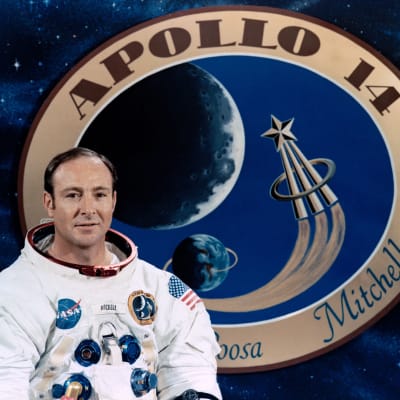 Astronauten Edgar Mitchell iklädd rymduniform.