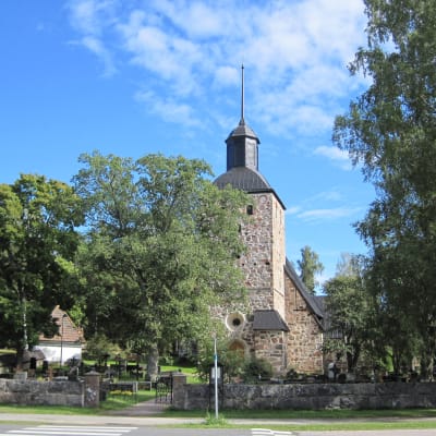 Korpo kyrka i sommargrönska.