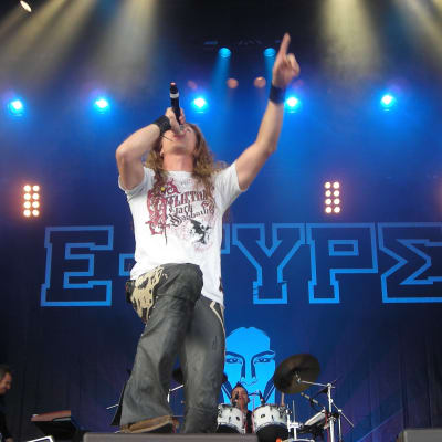 Martin "E-Type" Eriksson on stage i Göteborg.