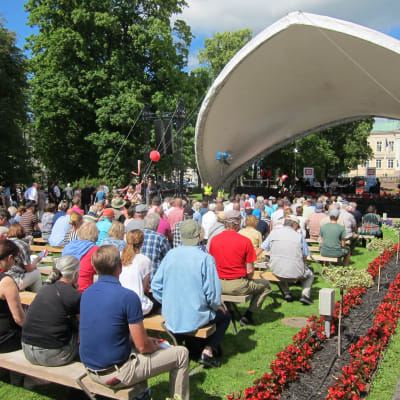 Publik framför rådhusscenen på Suomiareena i Björneborg. 