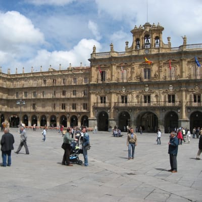 Ihmisiä Salamancan Plaza Mayor -aukiolla.