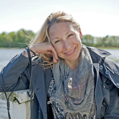Porträtt av Mikaela Sonck, hav i bakgrunden.