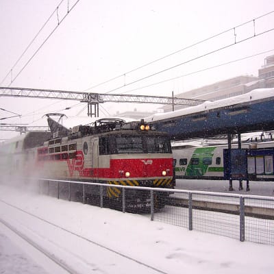 IC-tåg i snöyraanländer till stationen i Böle.