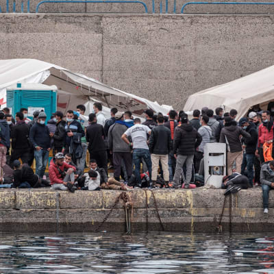Migranter som räddats av den spanska kustbevakningen. Hamnen i Arguineguín 14.11.2020