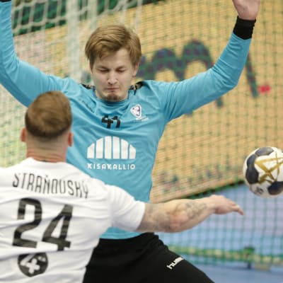 Mikael Mäkelä försöker stoppa ett slovakiskt skott.