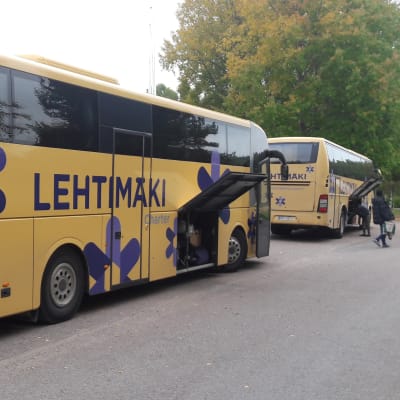 Bussar utanför flyktingförläggningen i Evitskog i Kyrkslätt.