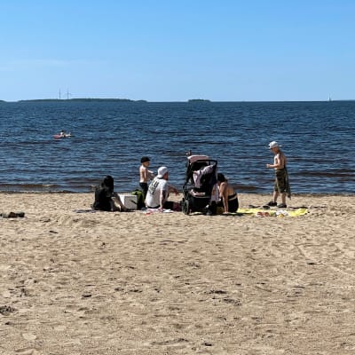 Ihmisiä kesäpäivänä Nallikarin uimarannalla Oulussa.