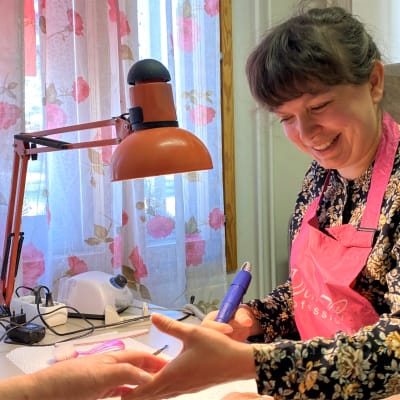 Kateryna Kazakova tekee kynsienhoitoa asiakkaalle.