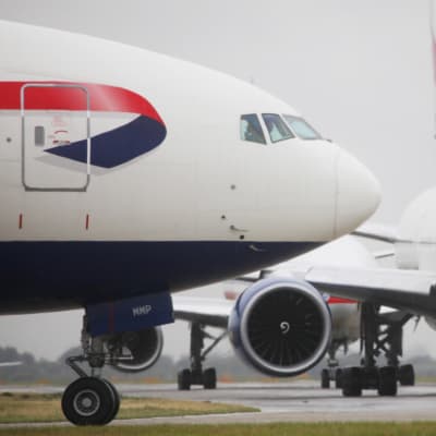 British Airways -flygplan på Heathrows flygplats i London.