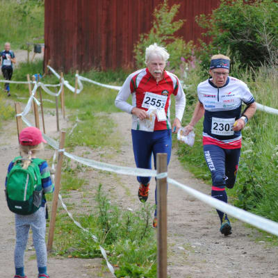 Risto Uljas (255) och Rune Svärd (230) passerar en ung beundrare.