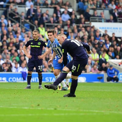 Wayne Rooney skjuter en straff.
