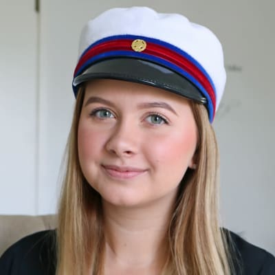 Melissa Enestam poserar emd examenshatt.