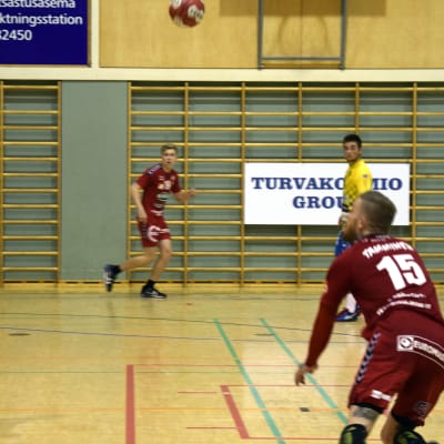 Cocks Teemu tamminen kippar bollen över HIK:s Johan Ståhlberg.