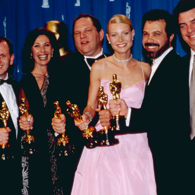  David Parfitt, Donna Gigliotti, Harvey Weinstein, Gwyneth Paltrow, Edward Zwick och Marc Norman poserar med Oscarsstatyetter.