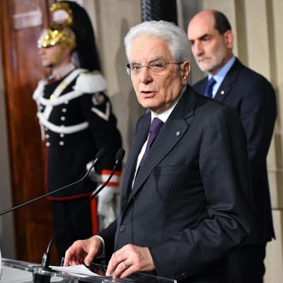 Italiens president Sergio Mattarella håller presskonferens