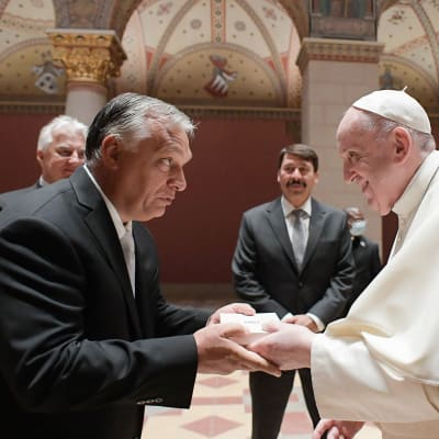 Premiärminister Orbán och påven Franciskus visade ändå inga sura miner under sitt korta möte i Budapests konstumuseum på söndag. 