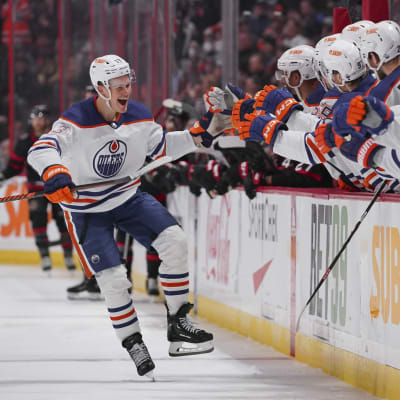 Jesse Puljujärvi tuuletti maaliaan Edmonton Oilers -joukkuekavereidensa kanssa.