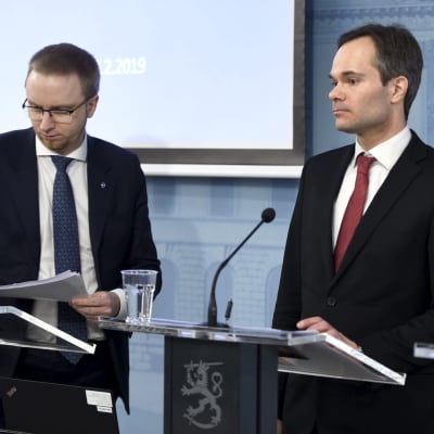 Simon Elo, Kai Mykkänen och Antti Kurvinen på presskonferens.