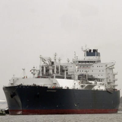 Ett fartyg som transporterar LNG lägger till i en hamn.