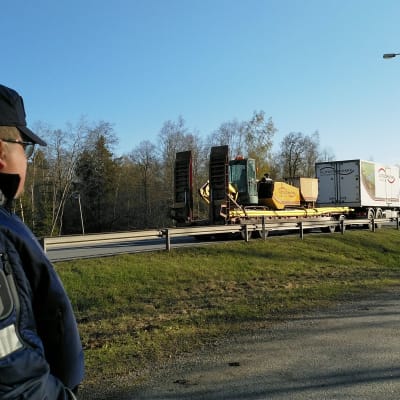 Ylikonstaapeli Vesa-Matti Viirre seisoo ja katselee Perhonjoen yli kulkevaa liikennettä.