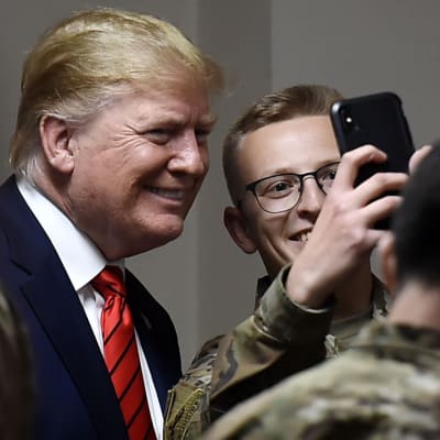 Många av soldaterna på flygbasen Bagram ville ta en selfie med presidenten. 