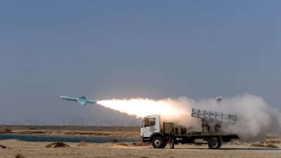 Iranska Revolutionsgardet avfyrar missiler som används mot skepp under en övning år 2012.