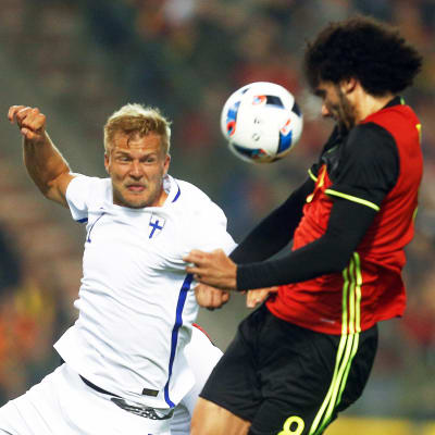 Paulus Arajuuri i närkamp med Marouane Fellaini.