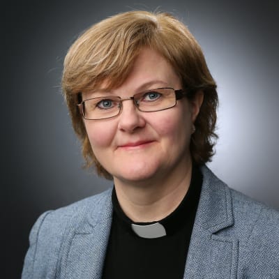 Christina Östman Rolandsson är ny kaplan i Vasa svenska församling. Porträttbild.